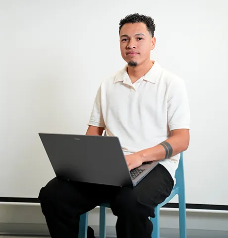 Gerson González, consultor de marketing digital, trabajando en su laptop